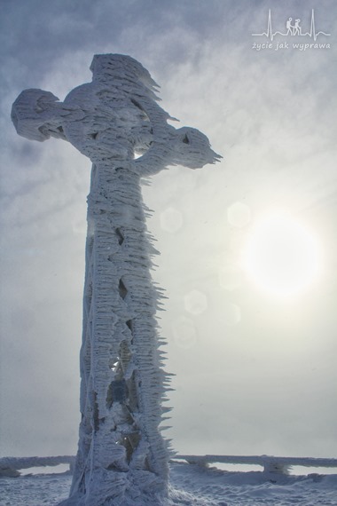 pięknie rzeźbiony śniegiem i lodem krzyż na szczycie Tarnicy